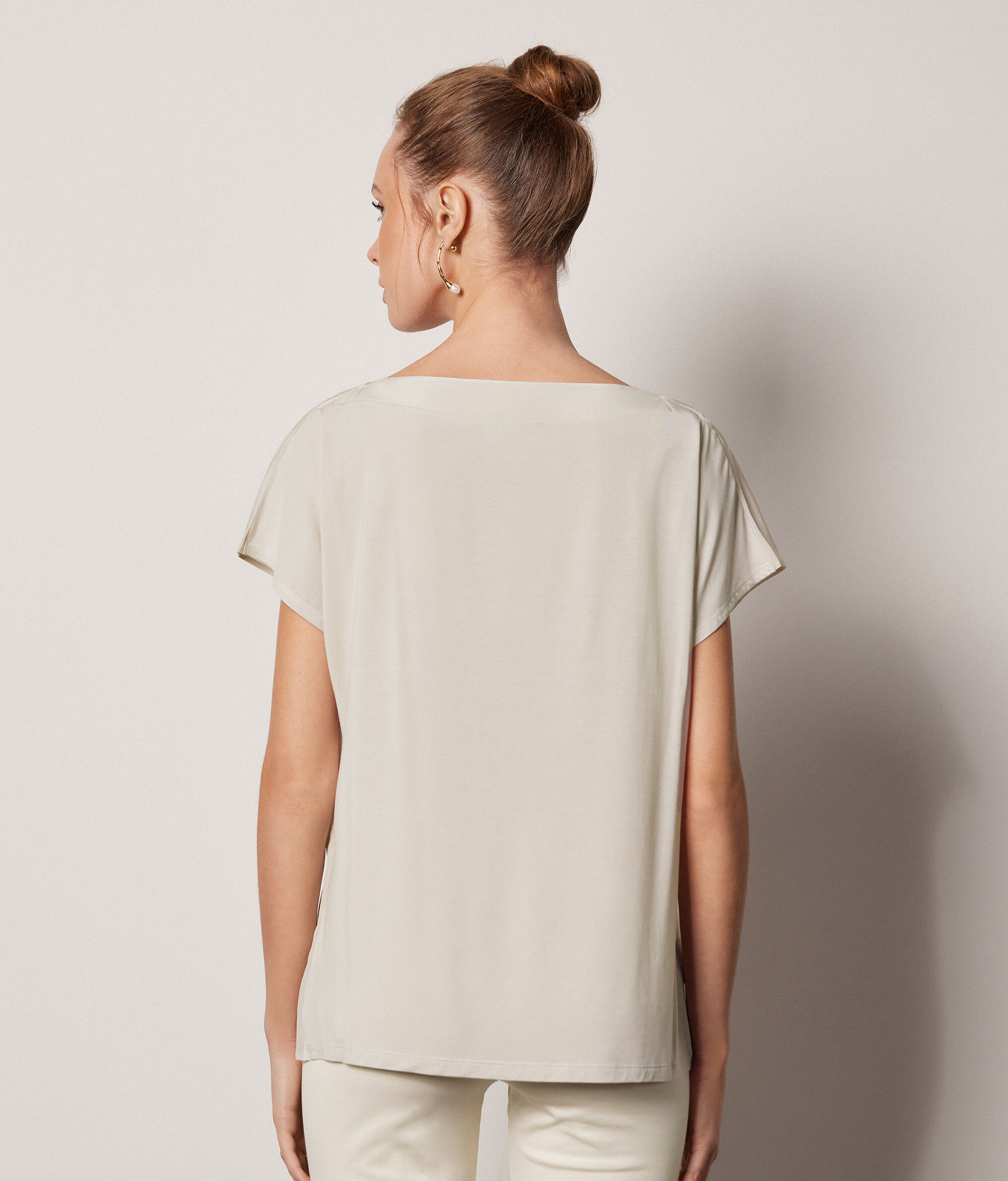 Tricou cu decolteu bărcuță din mătase și modal
