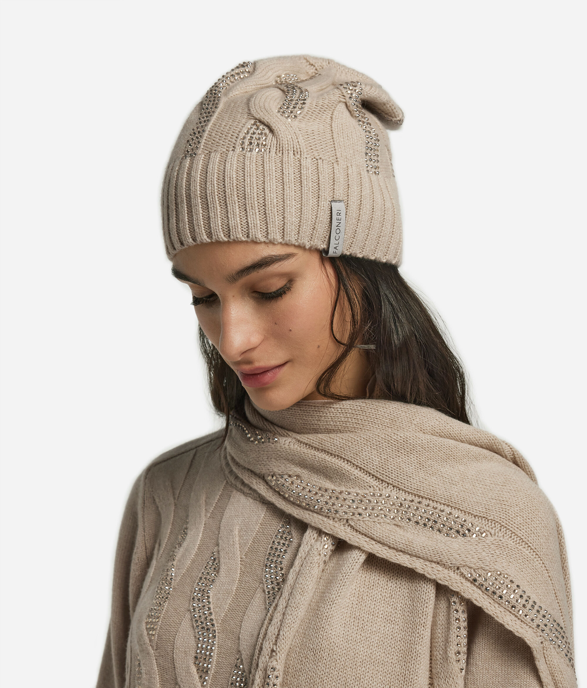 Čepice s copánkováním a štrasovými kamínky z kašmíru ultrasoft