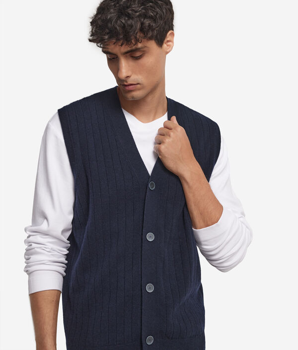 Жилет из ультрамягкого кашемира на пуговицах