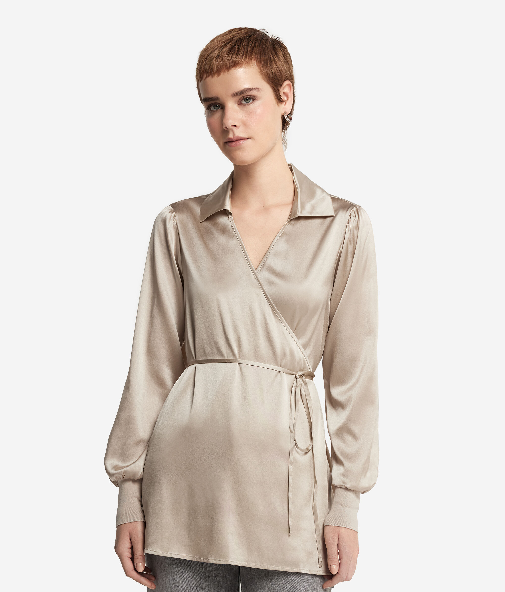 Hemdbluse aus Seidensatin mit Strickbündchen