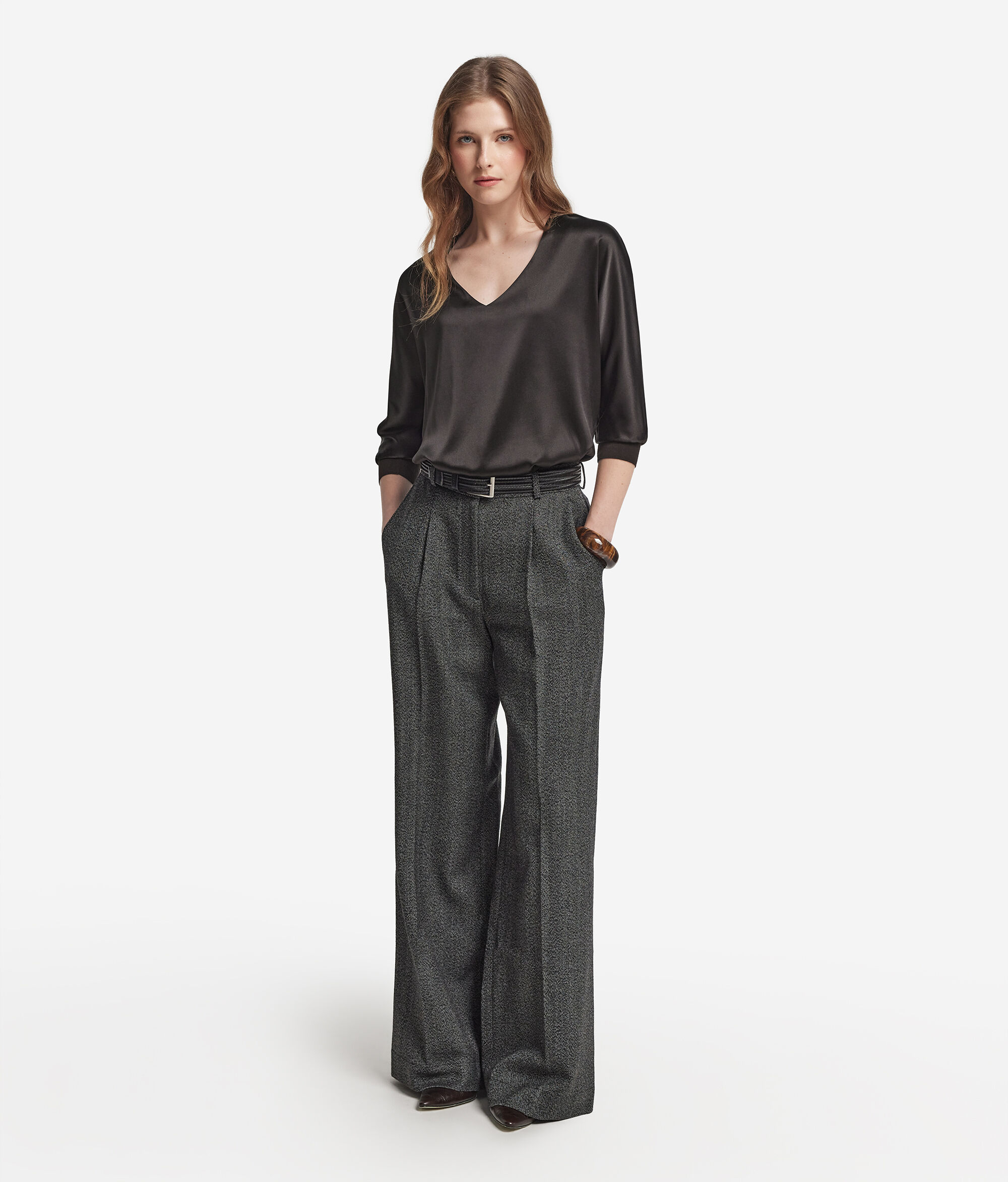 Blusa de seda con cuello de pico y manga larga