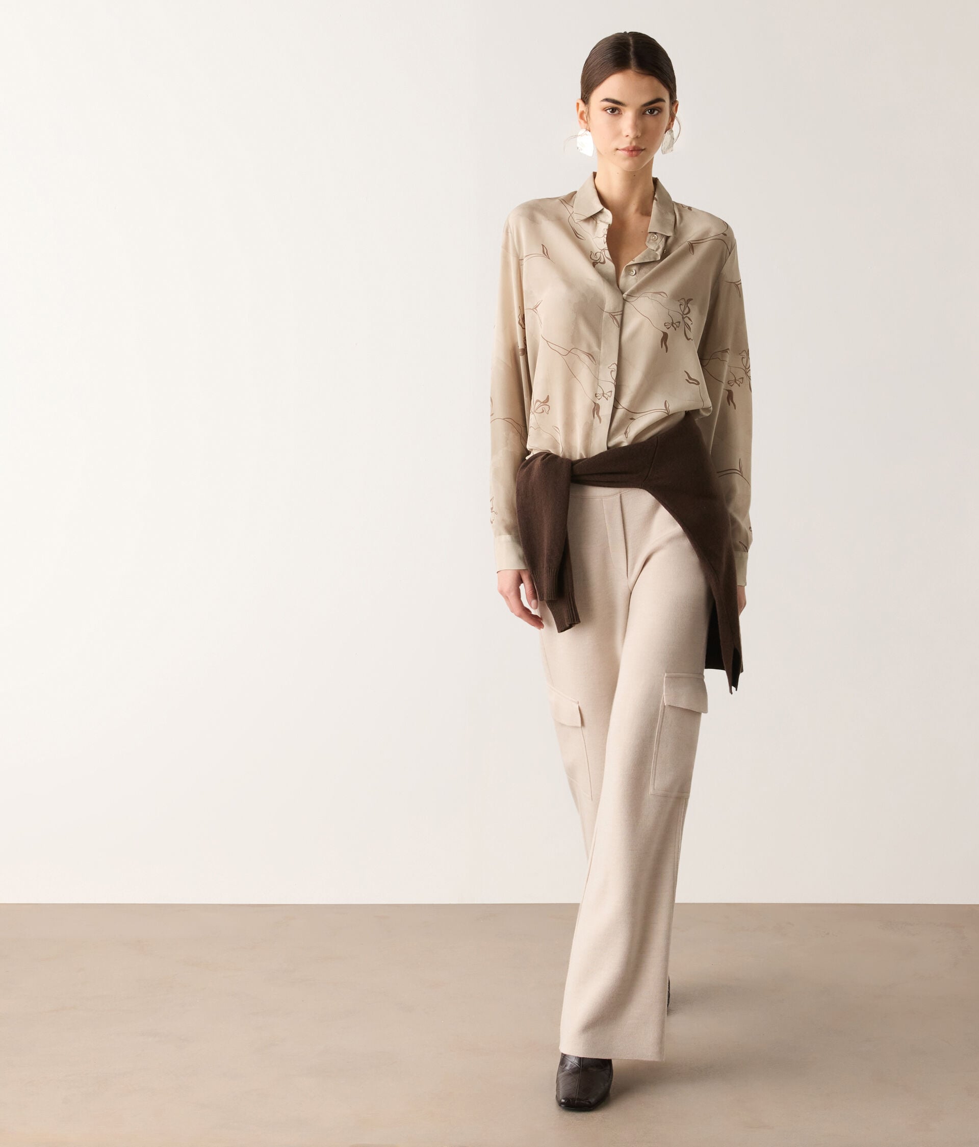 Camisa con cuello de seda estampada