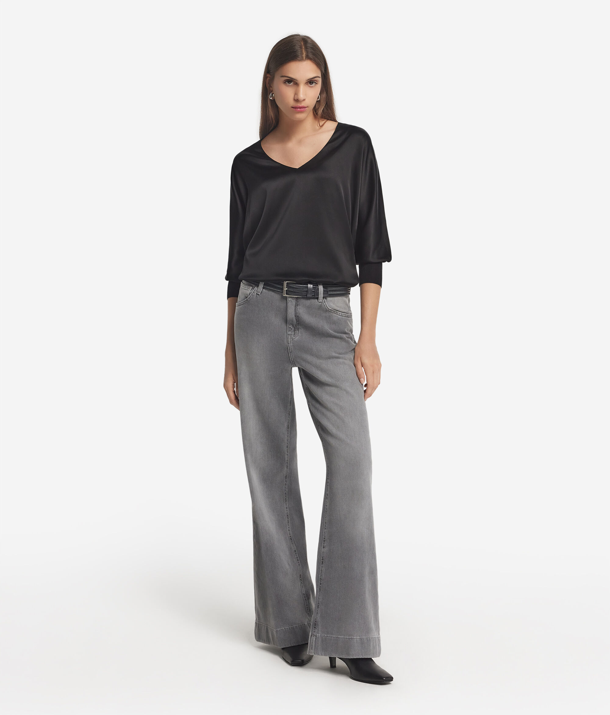 Svilena bluza s V-izrezom