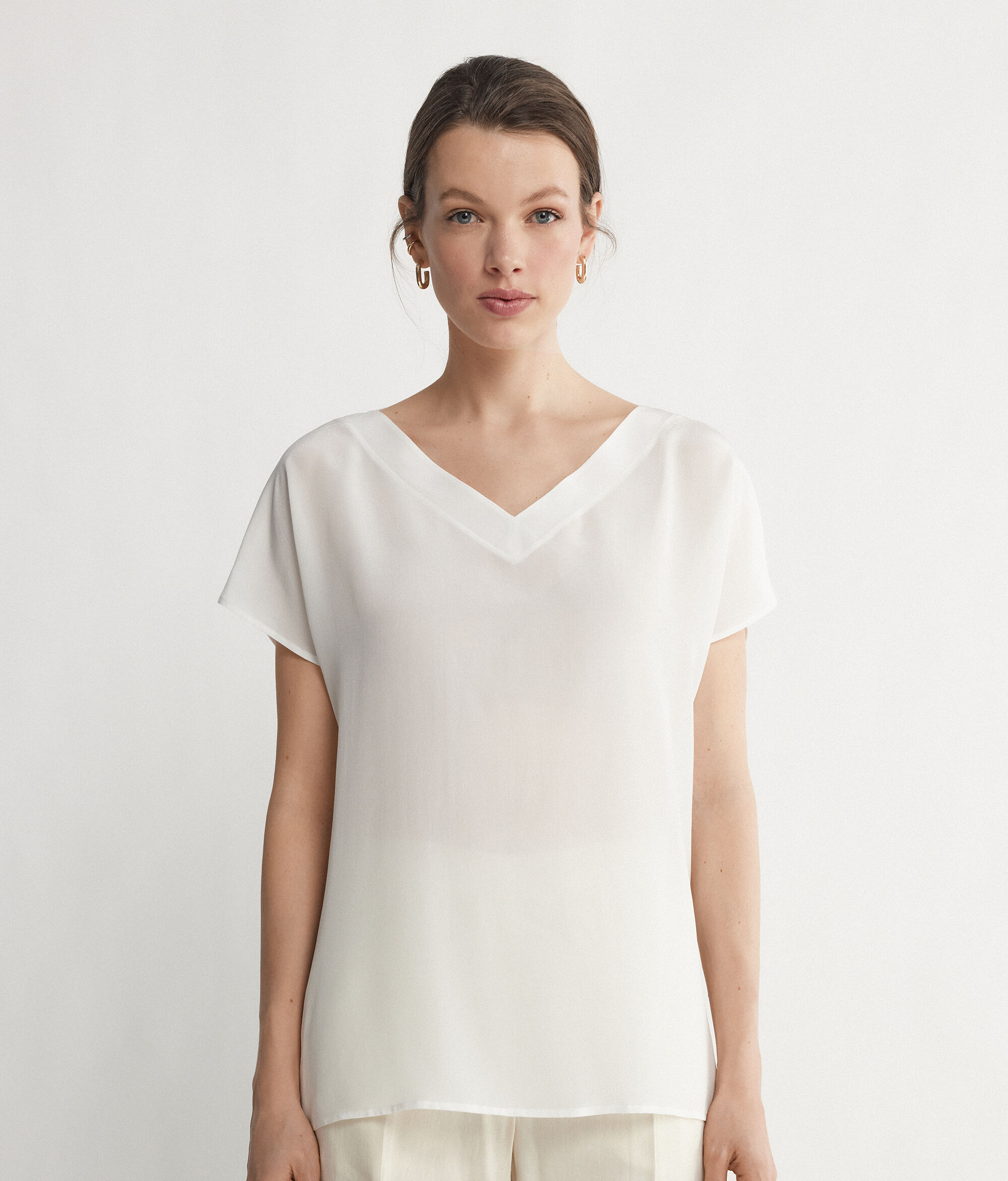 Camiseta de seda con cuello de pico tipo kimono