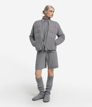 カシミヤ＆テクニカルファブリック リバーシブル ケーブルニット ダウンジャケット