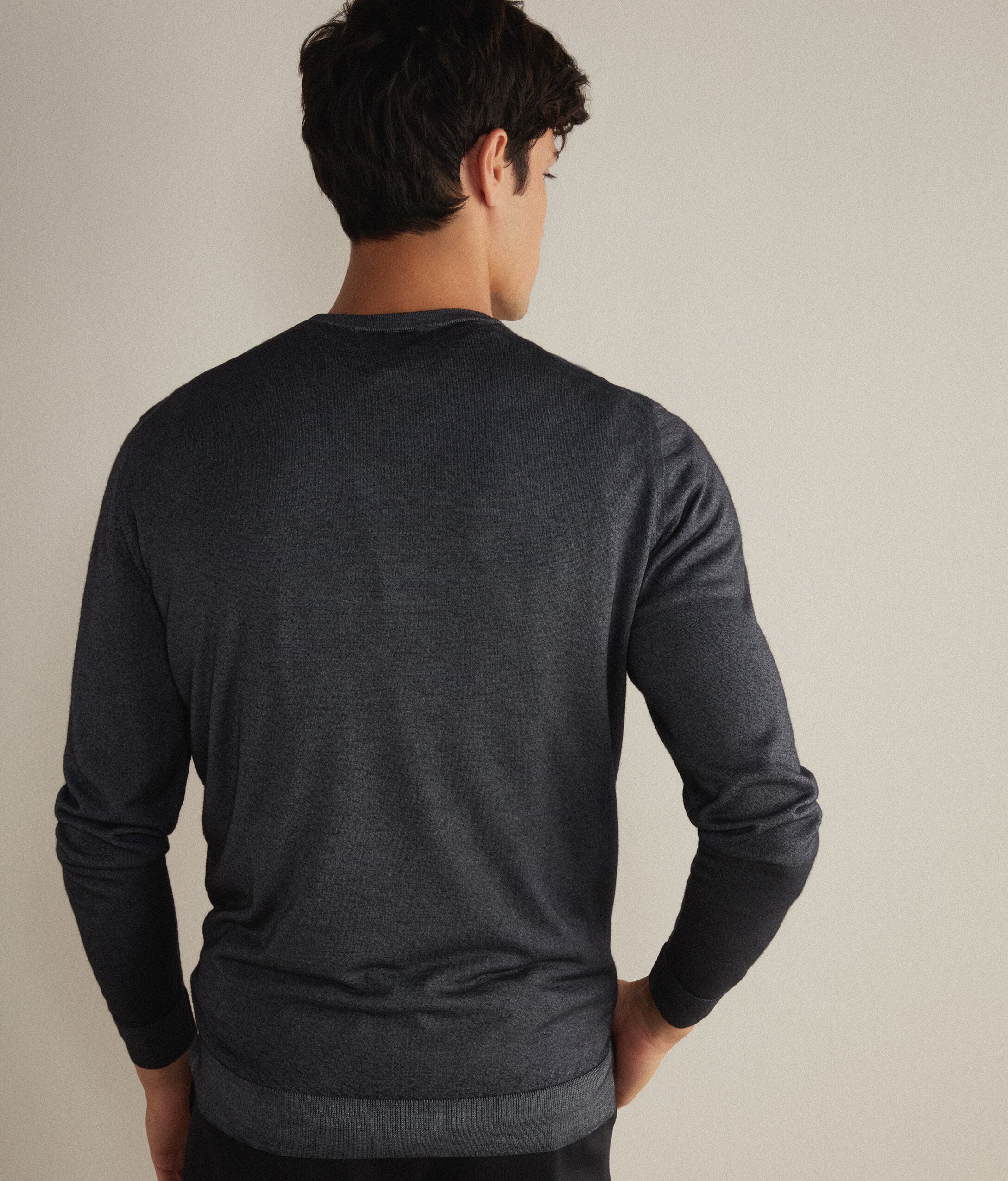 Jersey con cuello de pico de cashmere ultrafine
