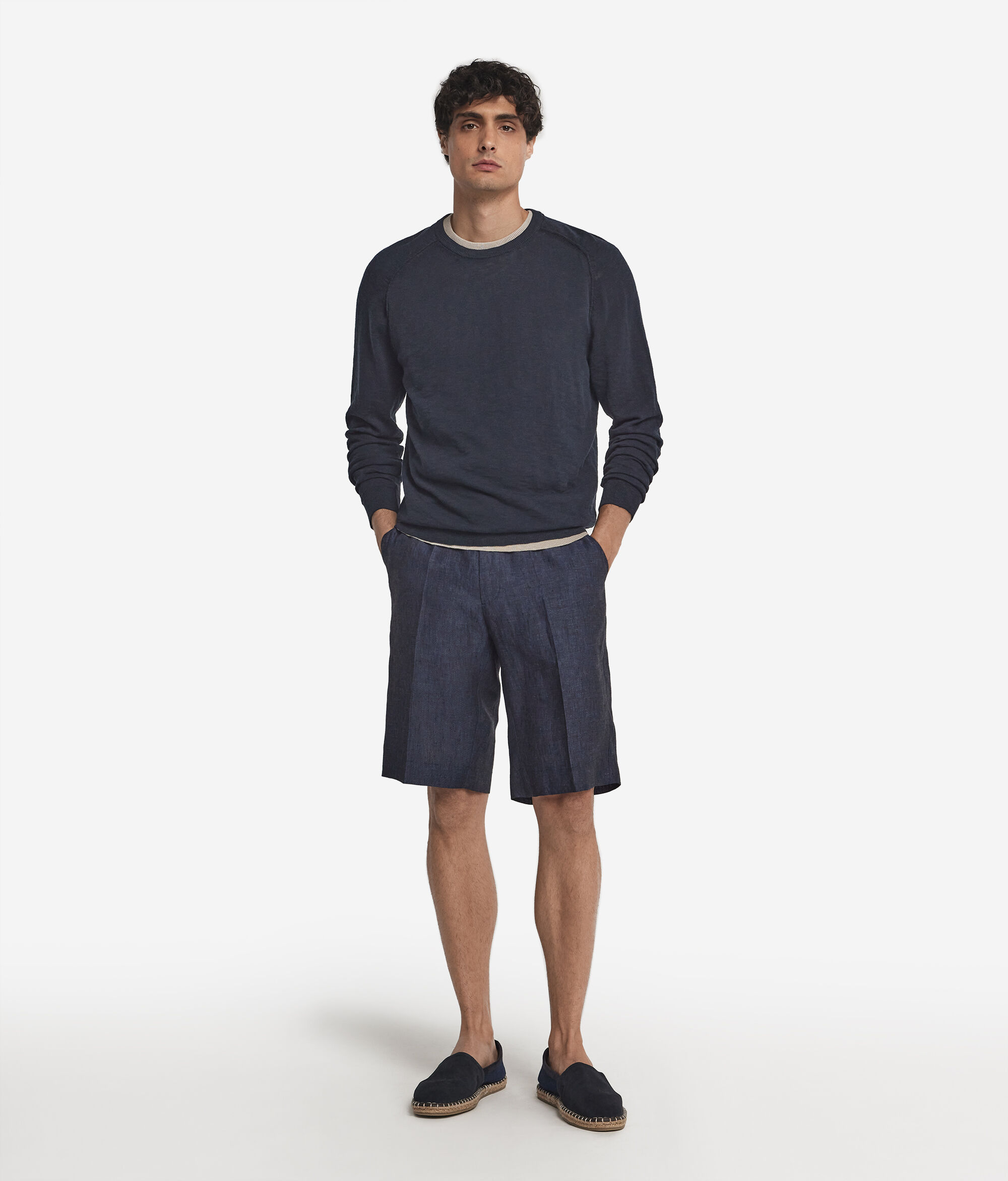 Short linen trousers