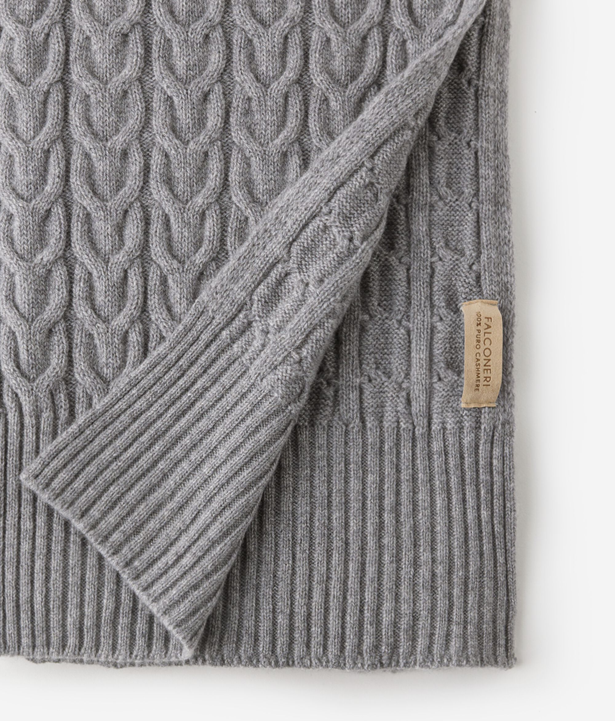 Шапка с плетёным узором из ультрамягкого кашемира