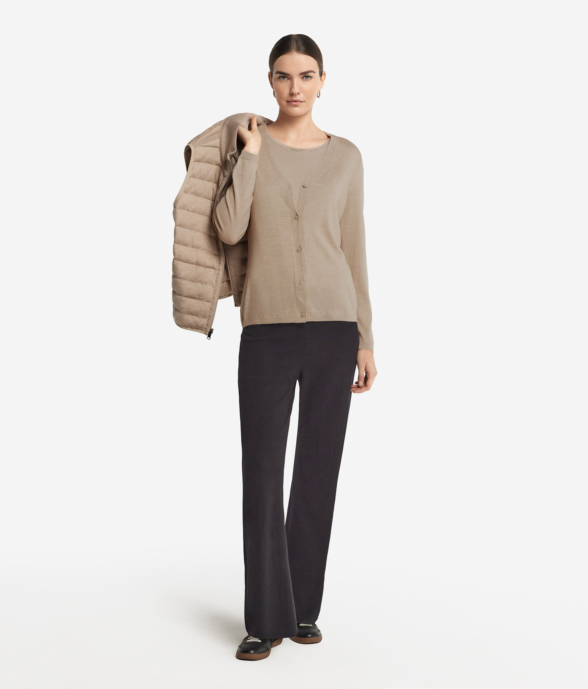 Rebeca con cuello de pico de cashmere ultrafine