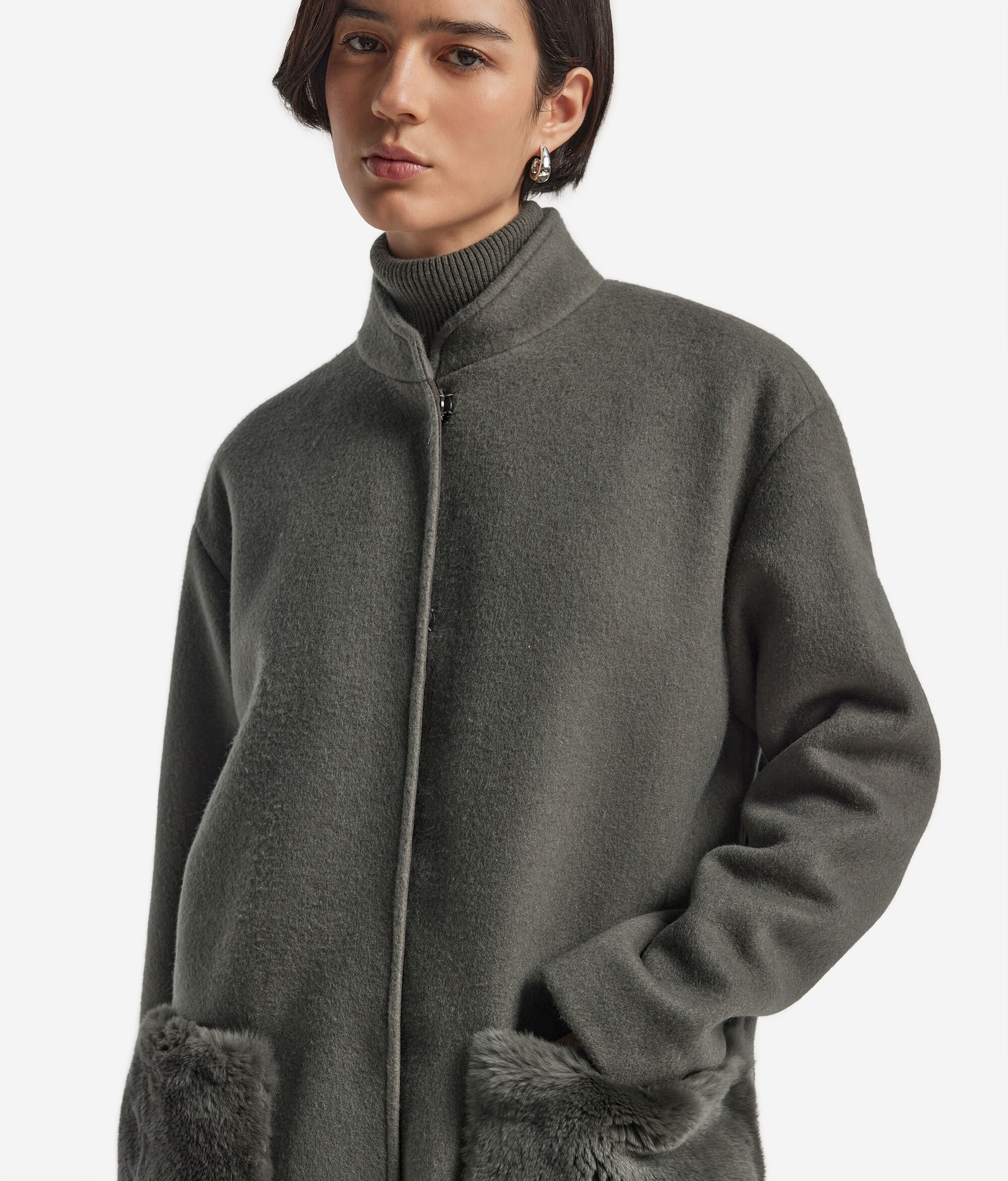 Пальто из кашемира с меховыми карманами