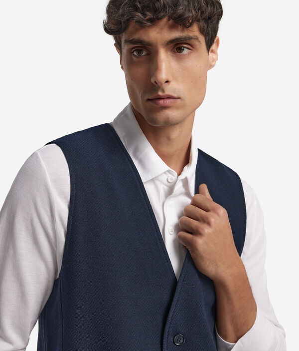 Жилет из шерсти на пуговицах