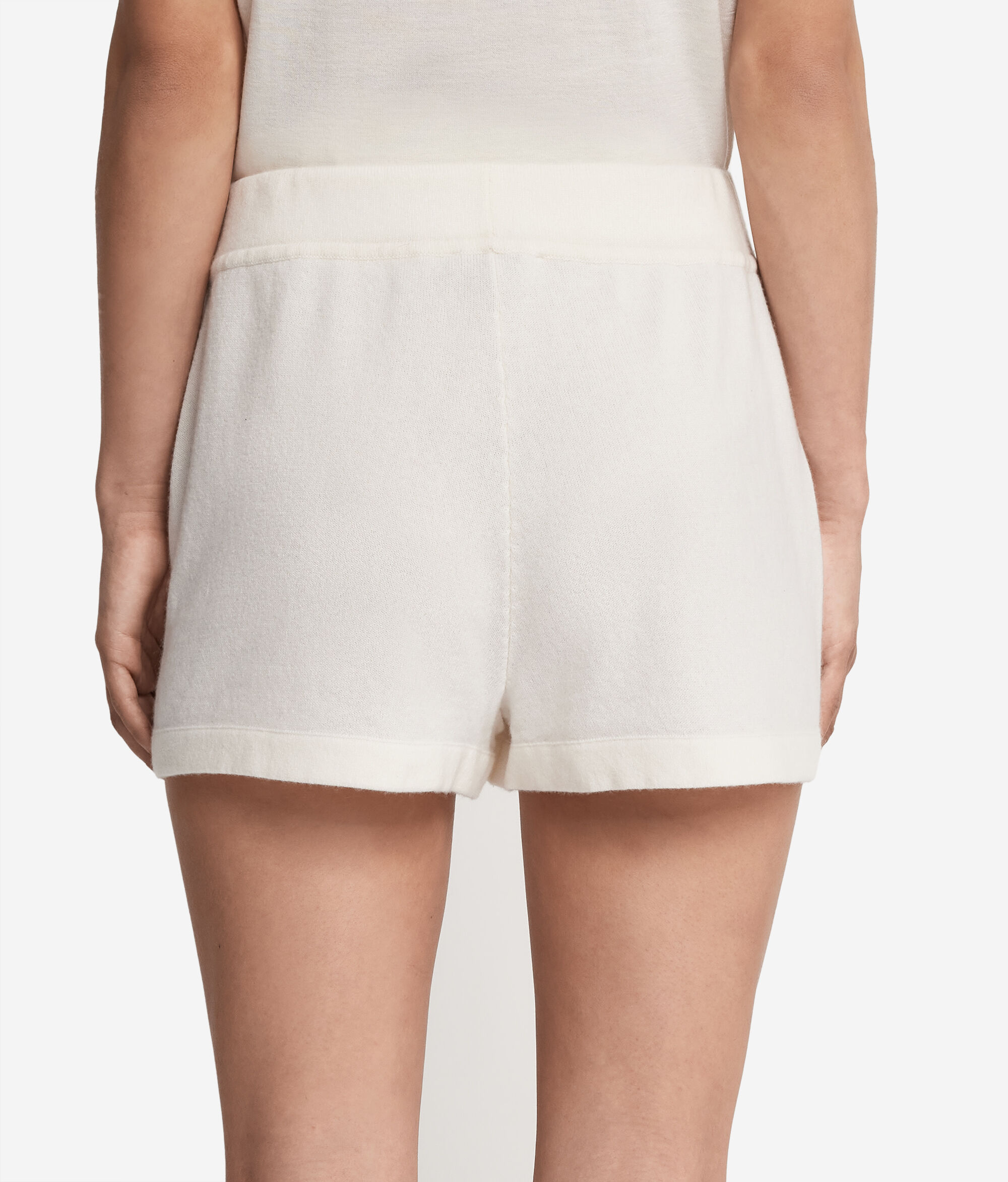 Shorts de cashmere con bordado floral