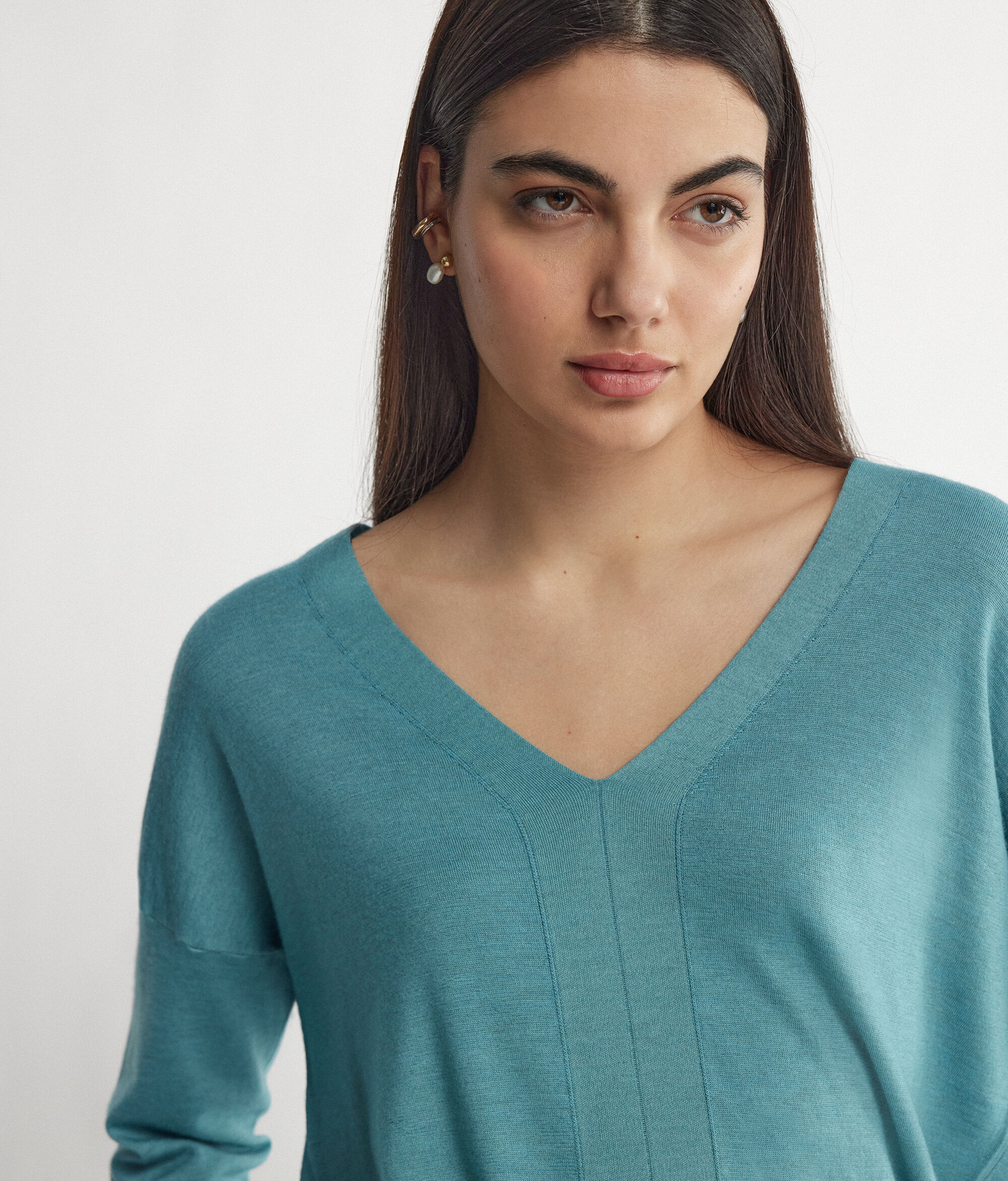 Jersey con cuello de pico de cashmere ultrafine