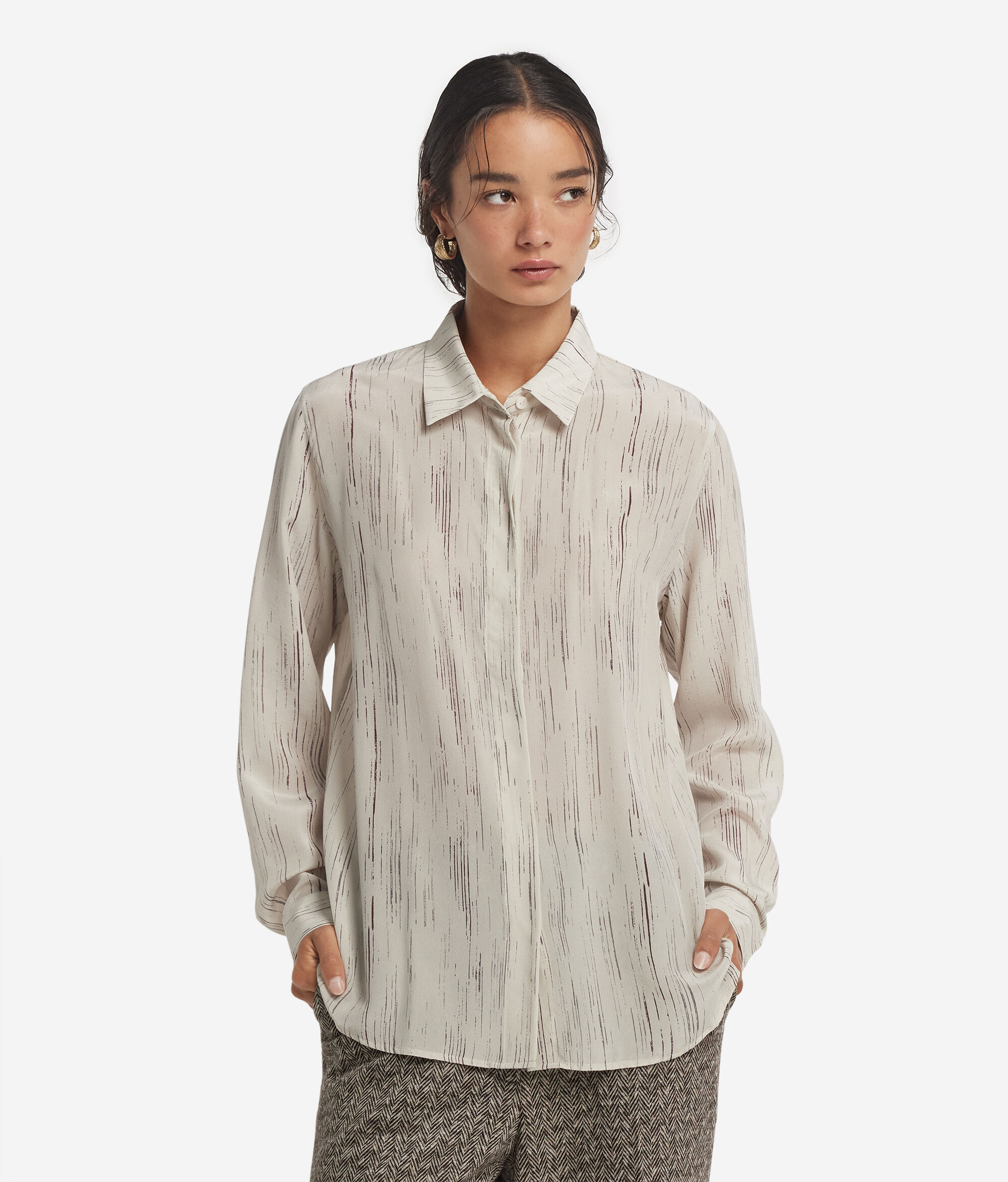 Camisa con cuello de seda estampada