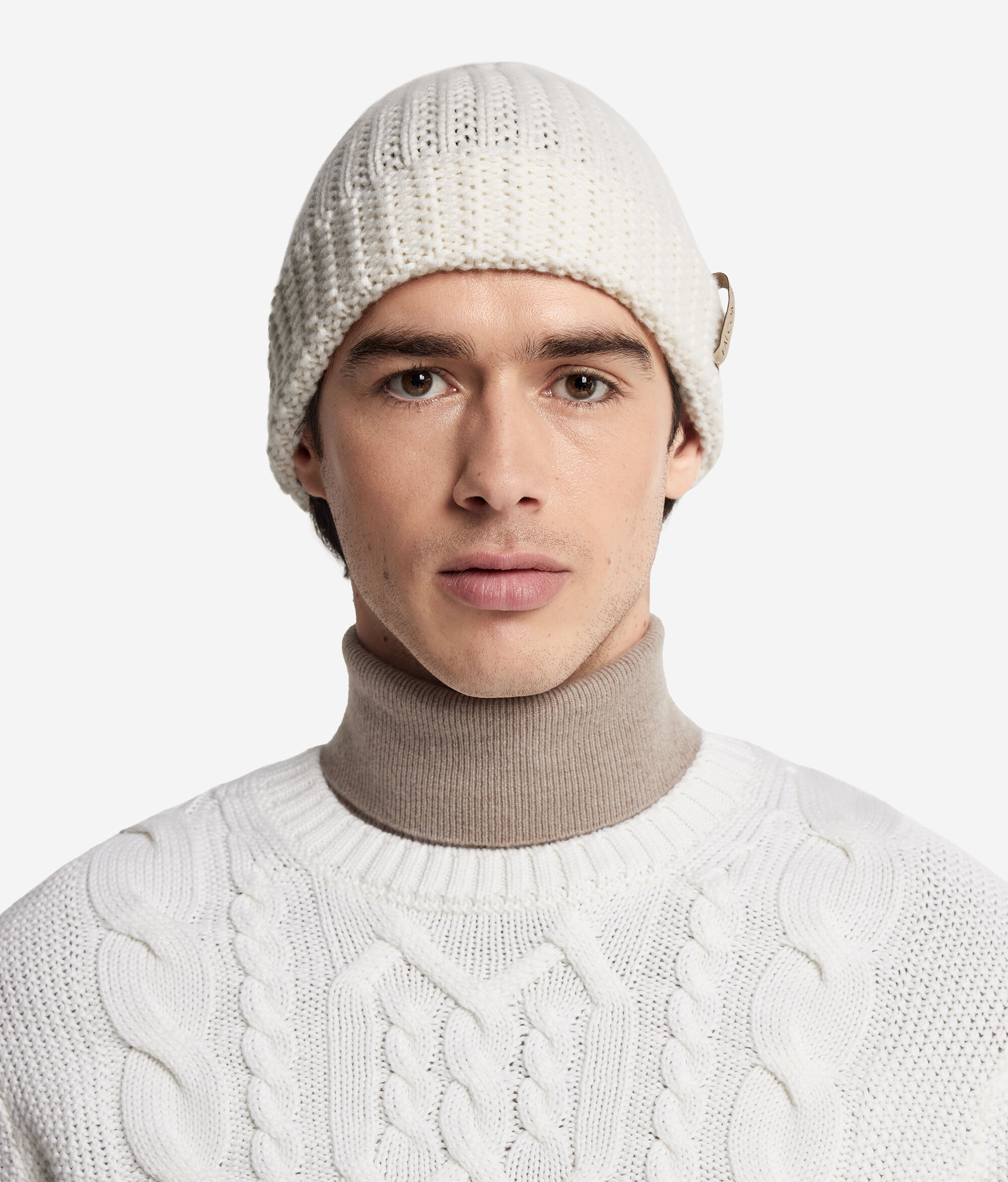 Gorro con fantasía de canalé en cashmere