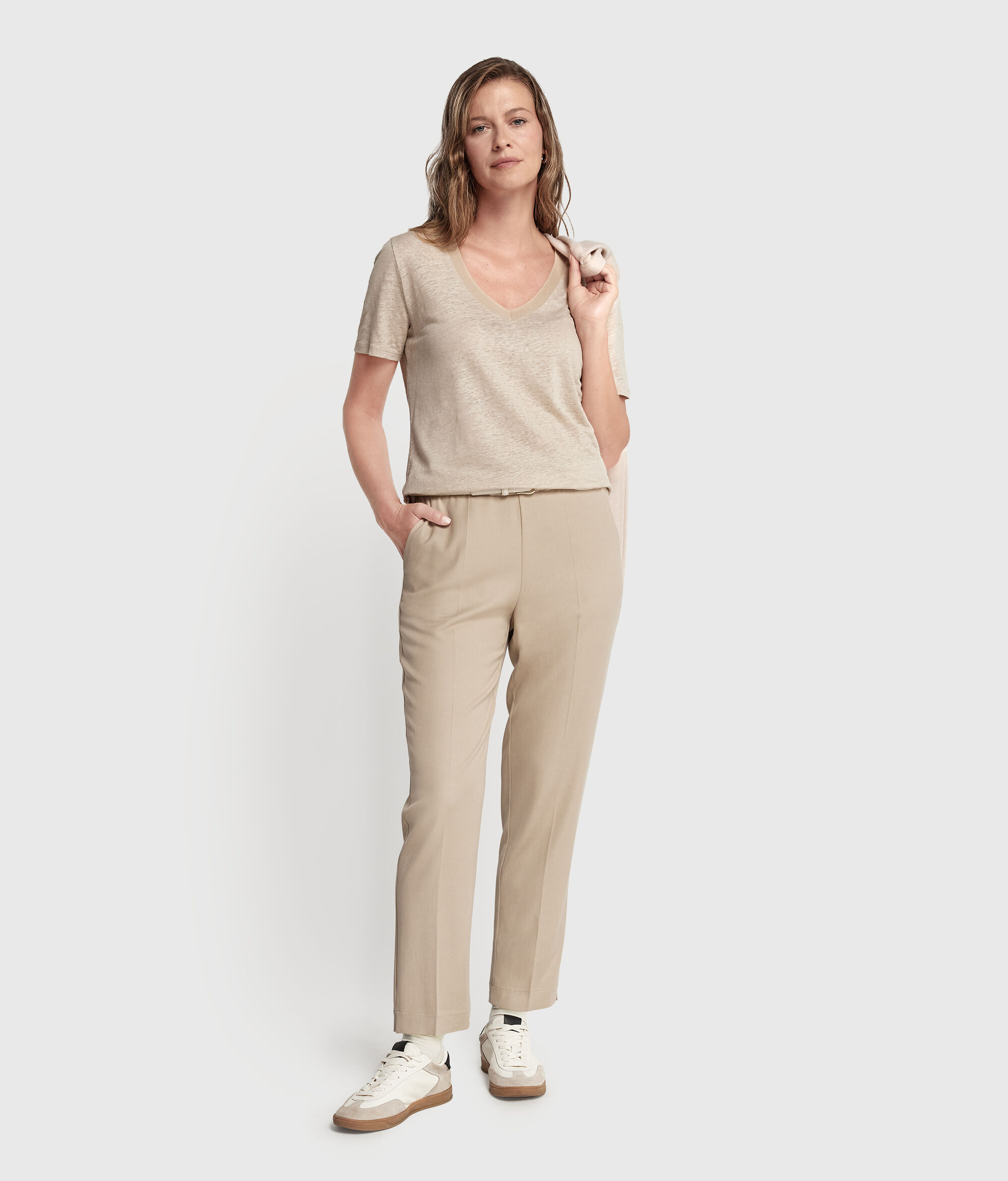 Linen V-neck T-shirt with Knitted Edge