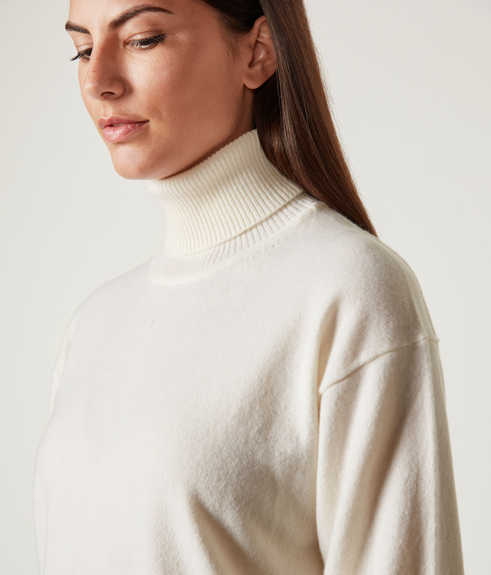 Camisola de Gola Alta em Ultrasoft Cashmere com Rachas