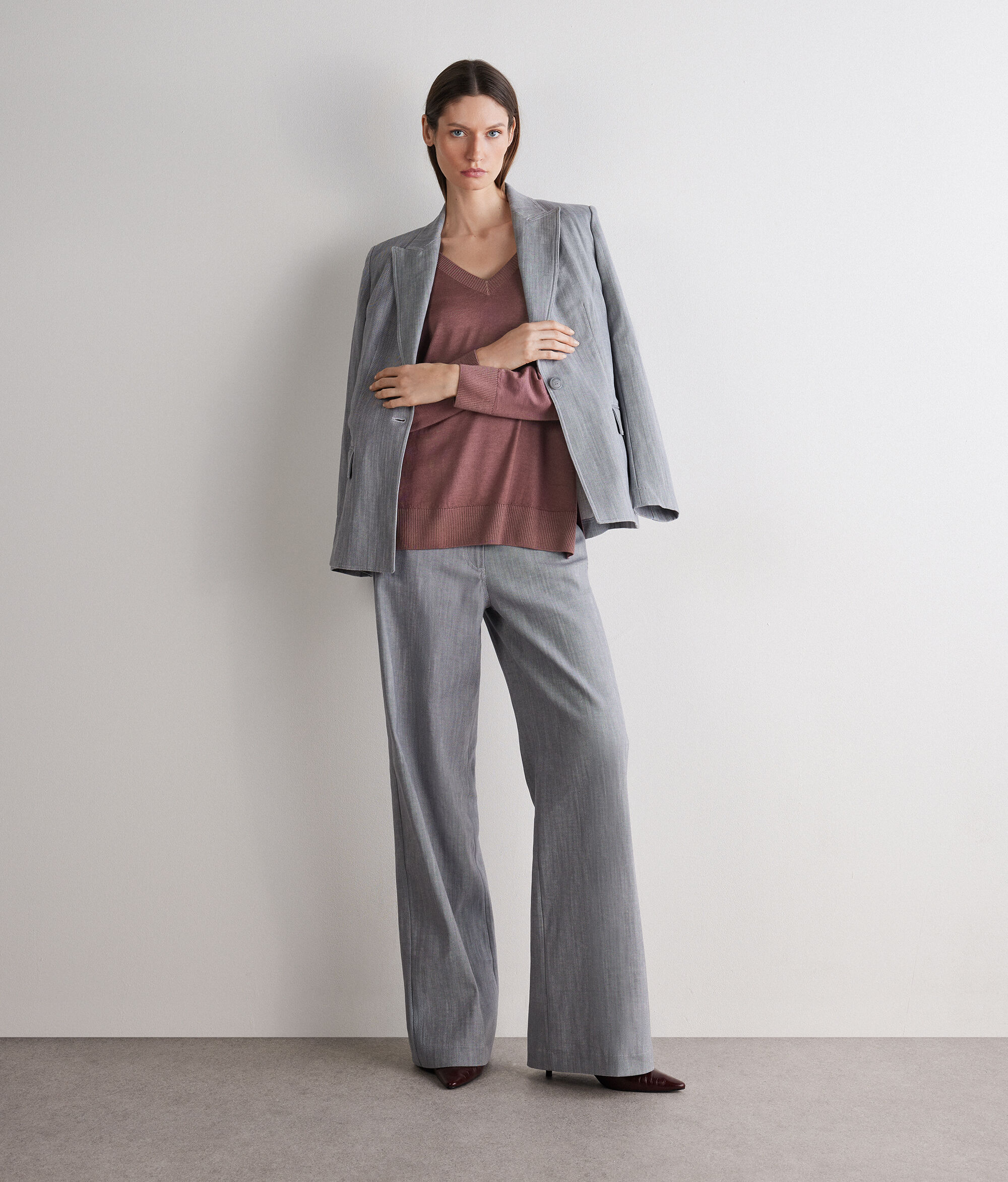 Kaszmirowy sweter z dekoltem w serek i rozcięciami