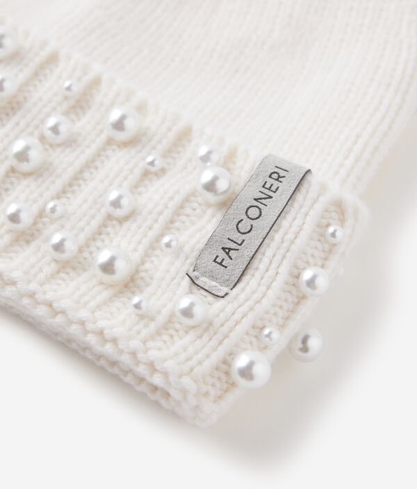 Шапка из ультрамягкого кашемира с декором из бусин