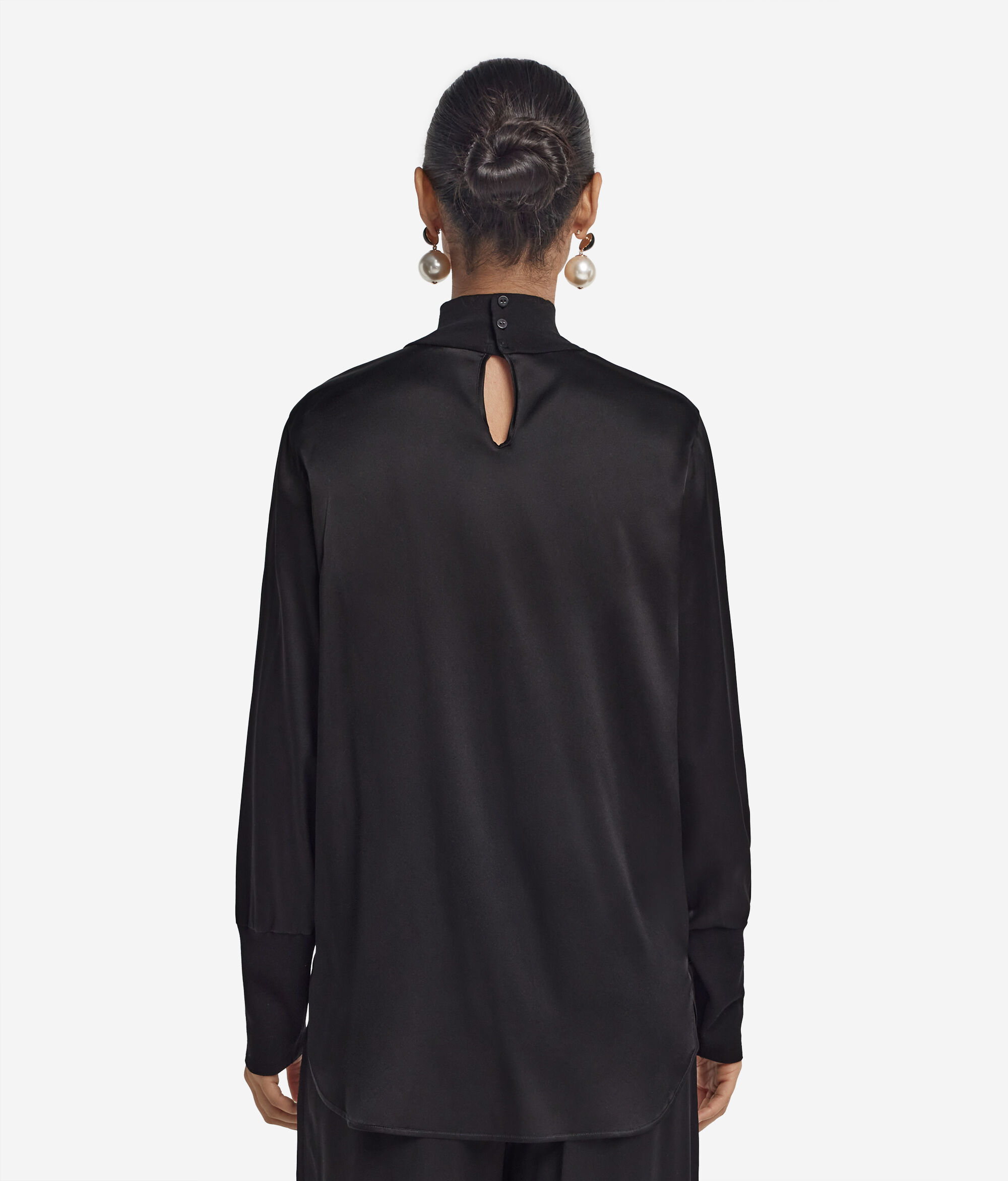 Блуза из атласного шелка с высоким воротником