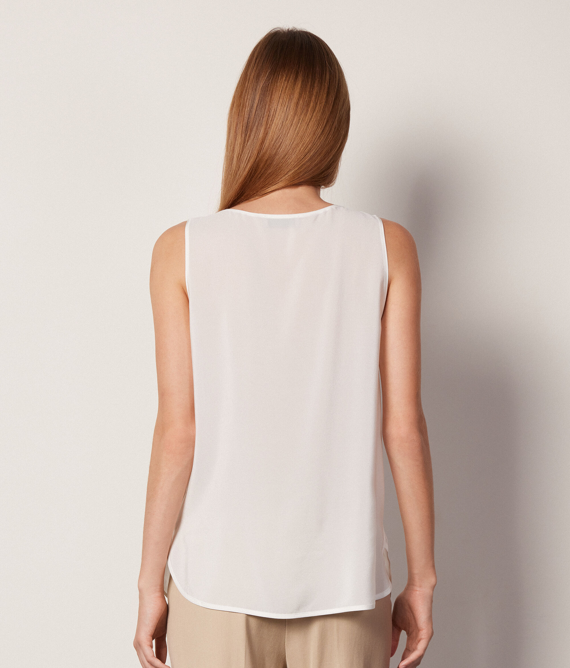 Camiseta sin mangas con cuello amplio de seda