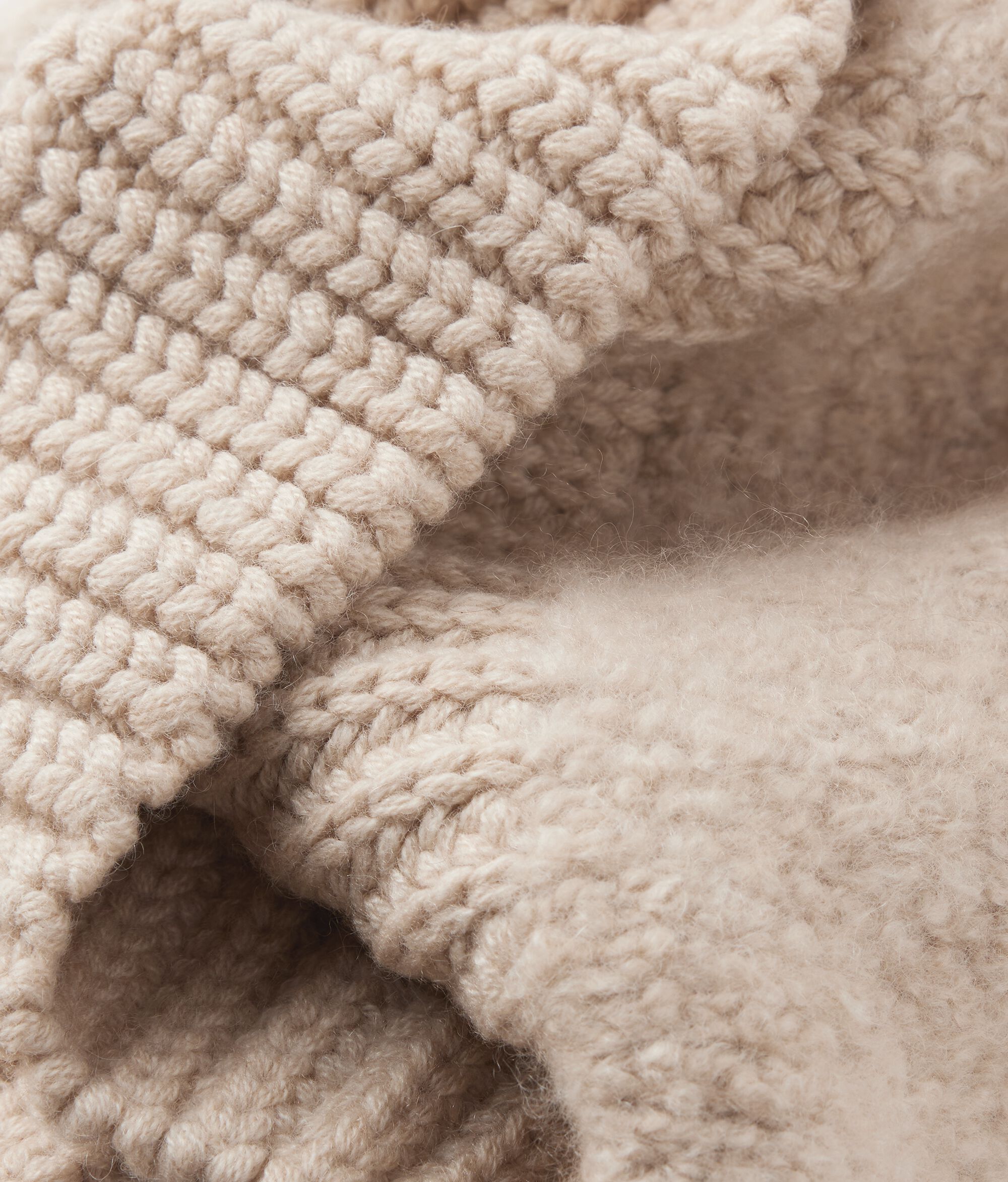 Капюшон в рубчик из ультрамягкого кашемира с отделкой букле