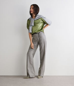 Blusa girocollo in raso di seta