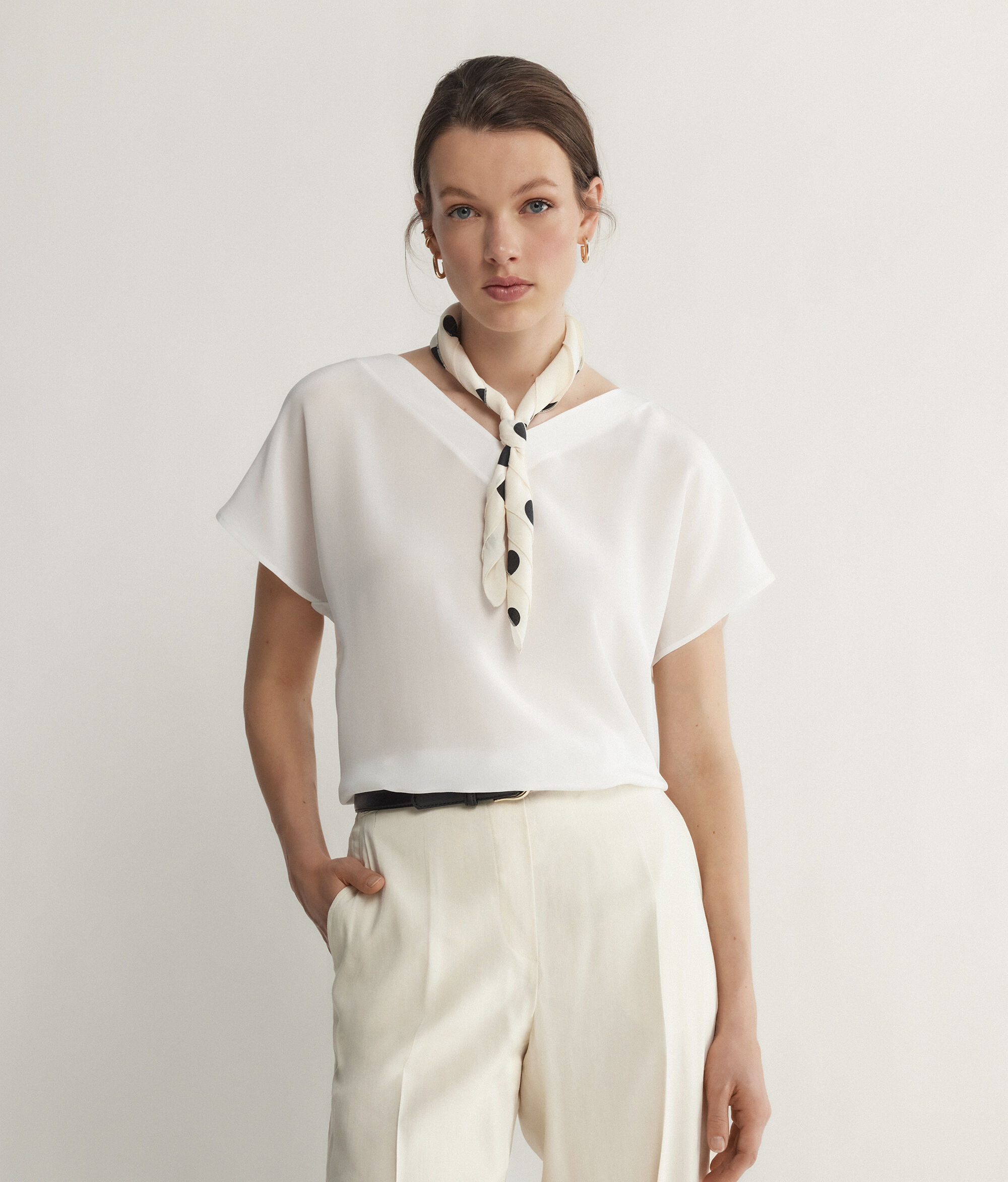 Camiseta de seda con cuello de pico tipo kimono