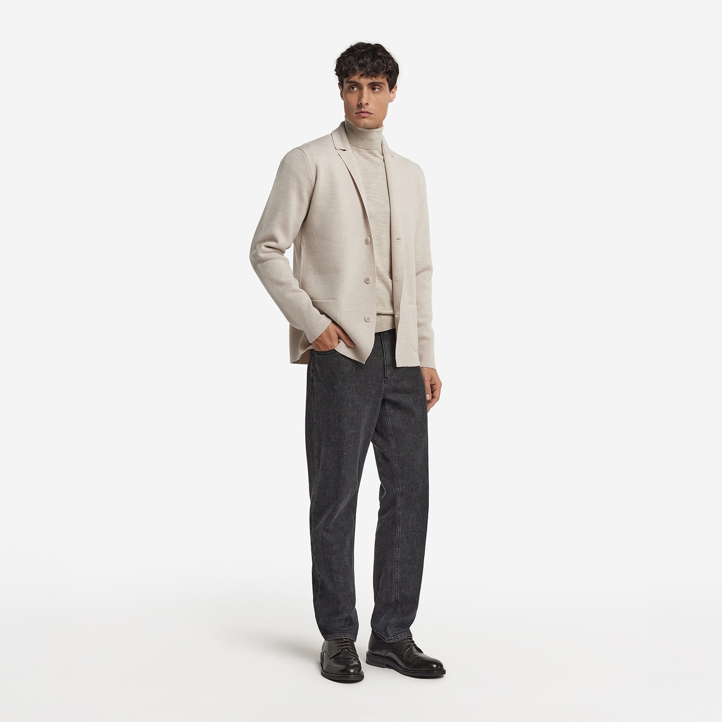 How to layer a men’s sweater for different seasons